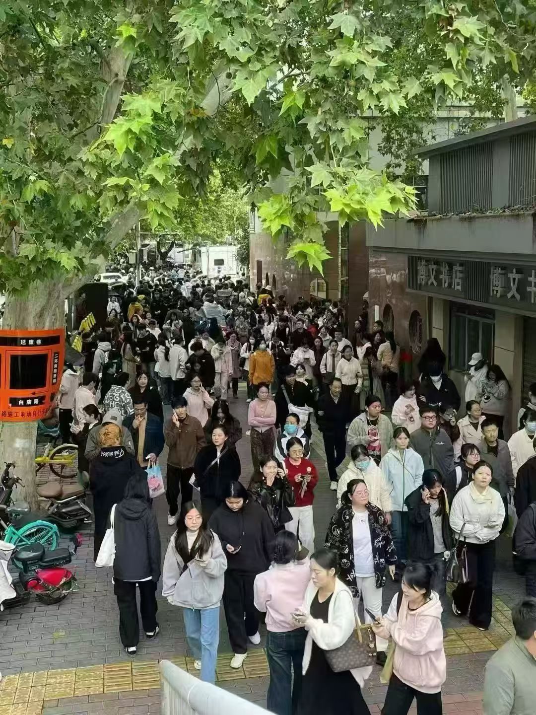 排队进场的成考考生