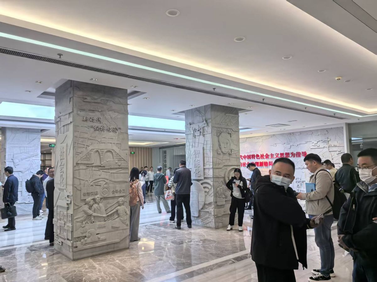 答辩现场候场的人群