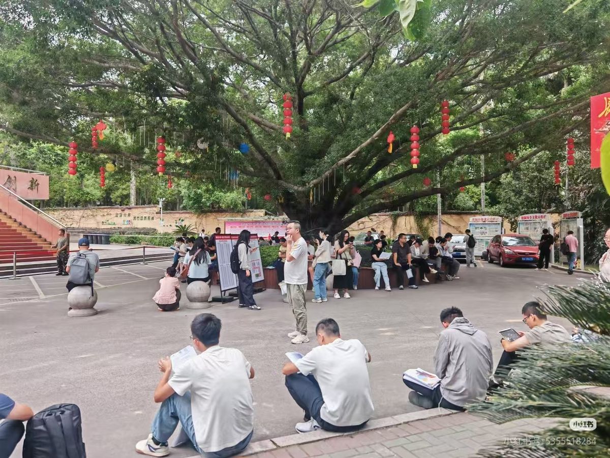考点外候考的考生